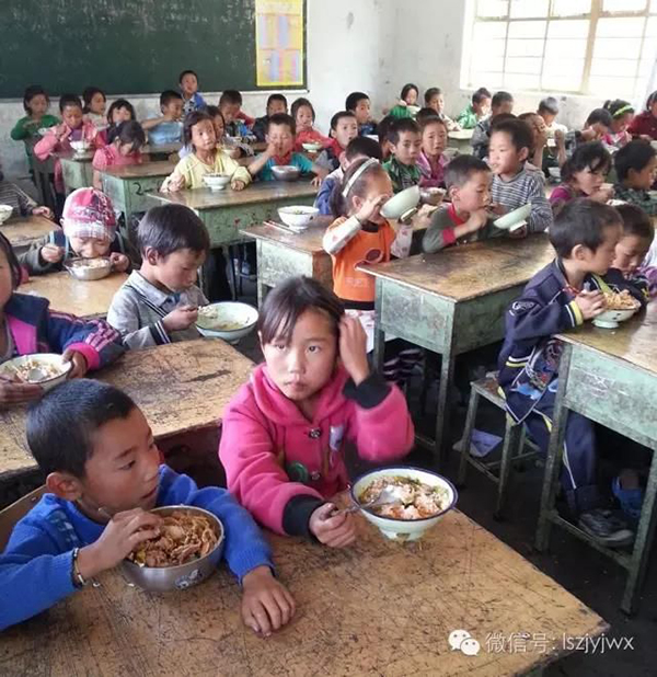 传四川最穷地方孩子十年没吃肉 政府多图辟谣