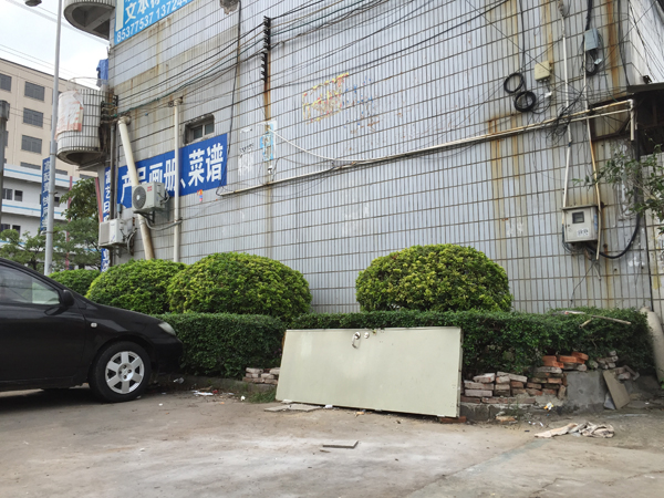 东莞男子追砸运钞车被击毙 其父:儿子脾气很好