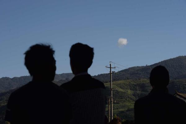 云南边境小镇：民房屋顶挂五星红旗 防止对方误炸