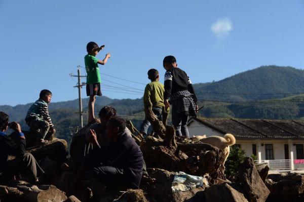 云南边境小镇：民房屋顶挂五星红旗 防止对方误炸