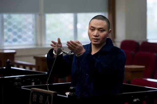 男子在墙上凿了个洞被判8年！因为隔壁房间是……