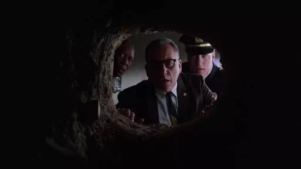 男子在墙上凿了个洞被判8年！因为隔壁房间是……