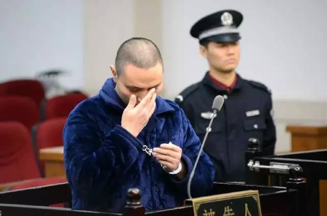 男子在墙上凿了个洞被判8年！因为隔壁房间是……