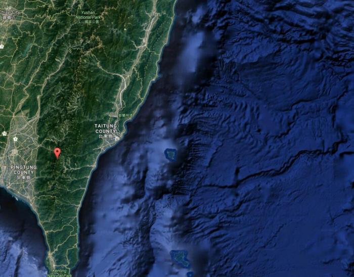 空军发布疑似轰-6K与台湾中央山脉高峰合影