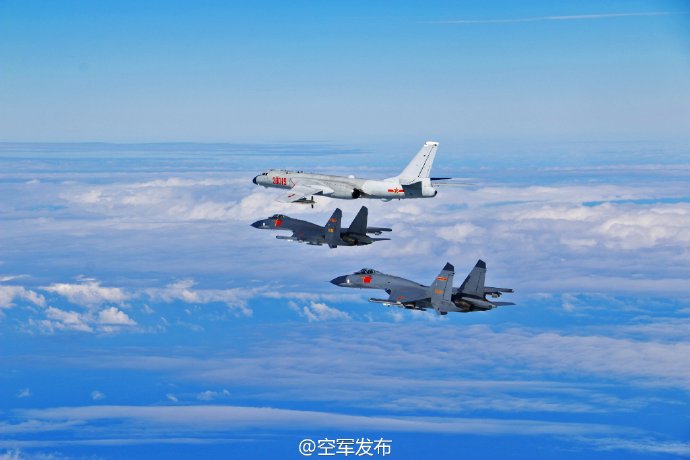 空军发布疑似轰-6K与台湾中央山脉高峰合影