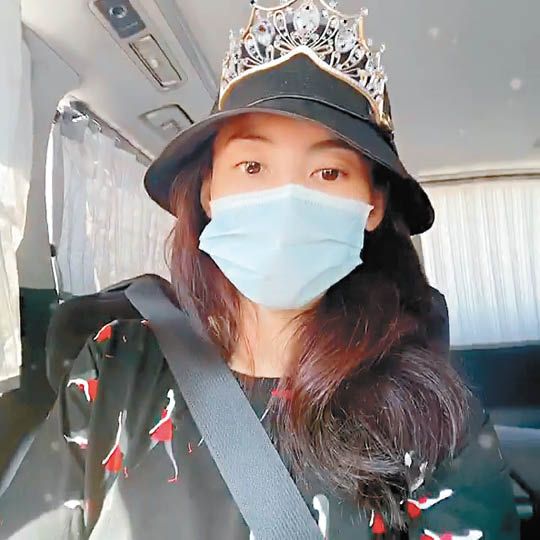 张栢芝扭伤脚呻女儿「送大礼」